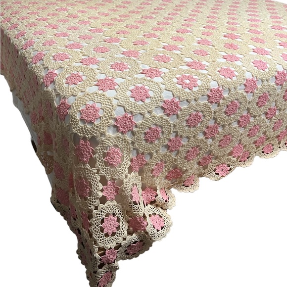 Vintage Mid Century Crocheted Pink & Ecru Queen Size Coverlet - Picture 5 of 8